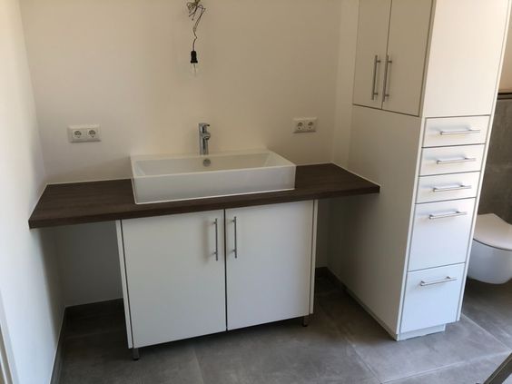 Wachtisch eingebaut in Nische