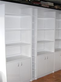 Weiße Holzbibliothek