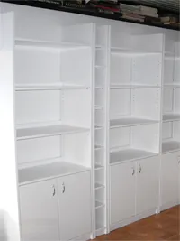 Weiße Holzbibliothek